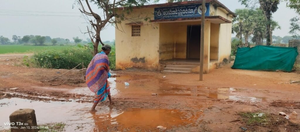 కోట పంచాయతీ అధికారుల నిర్లక్ష్యం పండగ వేల ఇబ్బందులలో గిరిజనులు