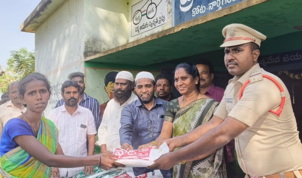 నిరుపేదలకు అండగా గ్రీన్ ఫౌండేషన్ సేవలు అమోఘం.. కోట ఎస్సై పవన్ కుమార్