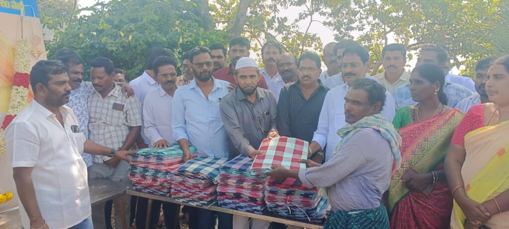 టీడీపీ నేత షేక్ జలీల్ అహ్మద్ దాతృత్వంతో నిరుపేదలకు దుప్పట్లు పంపిణీ