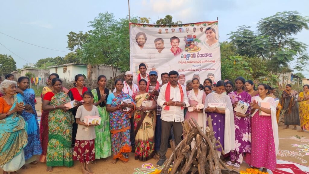 ముగ్గుల పోటీలలో విజేతలకు బహుమతులు