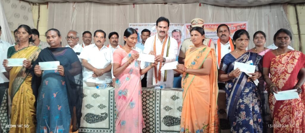 కళ్యాణ లక్ష్మి సీఎం రిలీఫ్ ఫండ్ చెక్కుల పంపిణీ