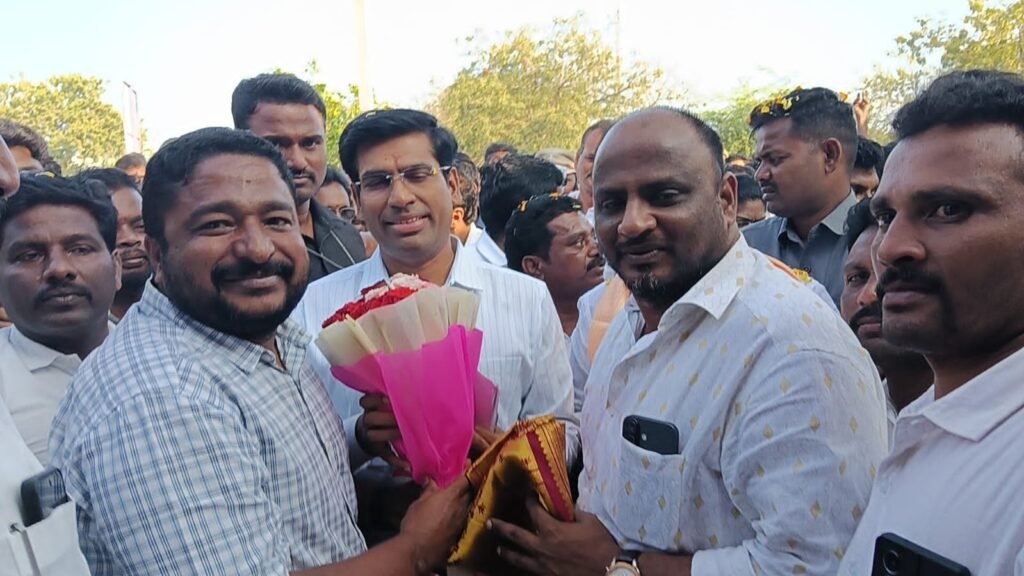 కలెక్టర్&nbsp; వెంకటేశ్వర్లు కి ఘన స్వాగతం పలికిన టీడీపీ క్లస్టర్ ఇంచార్జి నిర్మల్&nbsp; మరియు మల్లి కార్జున్ నాయుడు