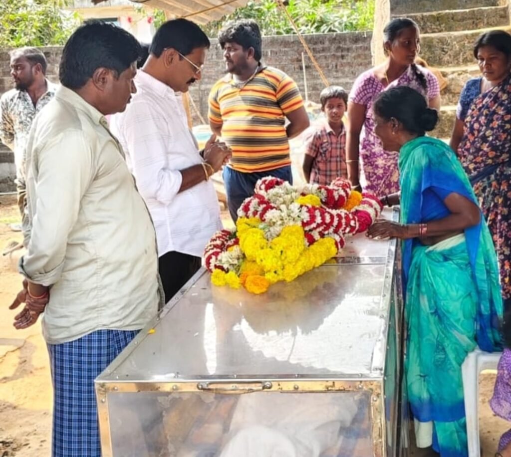 వేముల పోలయ్య కుటుంబానికి అండగా టీడీపీ నేత నెల్లూరు మోహన్ రెడ్డి