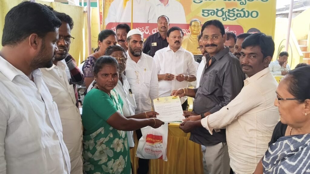 సీఎం రిలీఫ్ ఫండ్ చెక్కును అందజేసిన టీడీపీ నేత నెల్లూరు మోహన్ రెడ్డి