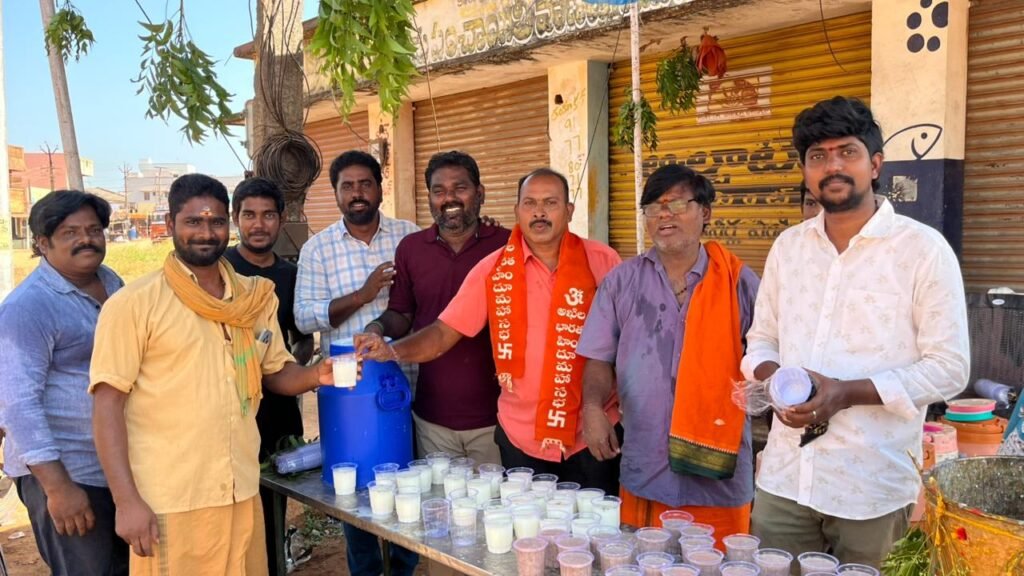 శ్రీశ్రీశ్రీ ముత్యాలమ్మ తల్లి భక్తులకు అంబలి,మజ్జిగ పంపిణీ చేసిన కోట పట్టణ యువత