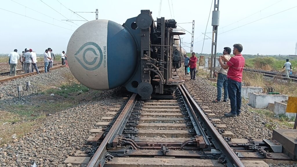 కొమ్మలపూడి రైల్వే స్టేషన్ సమీపంలో పట్టాలు తప్పిన గూడ్స్..