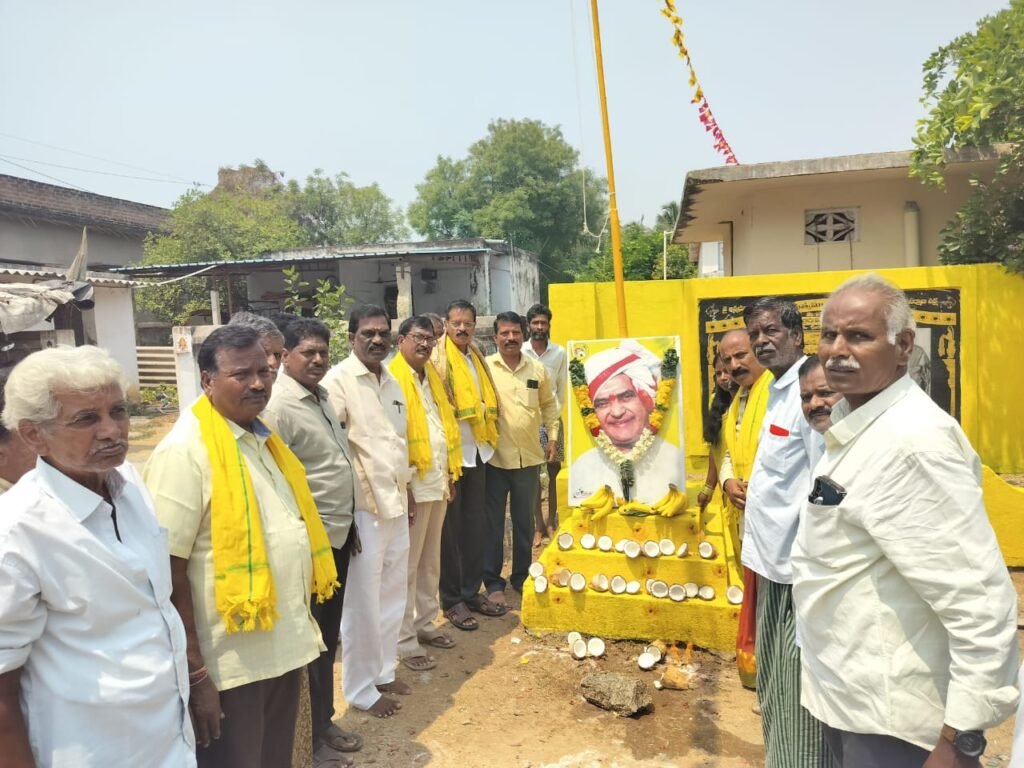 నలగాంపల్లె లో టిడిపి జండా ఎగరవేసిన టిడిపి నాయకులు