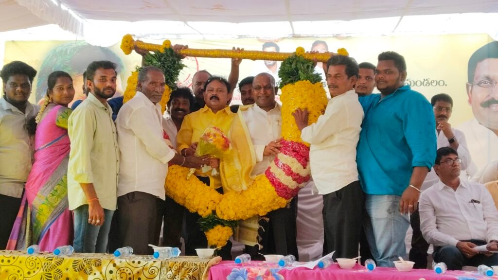ఎమ్మెల్సీ బీద,ఎమ్మెల్యే పాశిం లను గజ పూలమాలతో సత్కరించిన పల్లెమల్లు వెంకటకృష్ణారెడ్డి