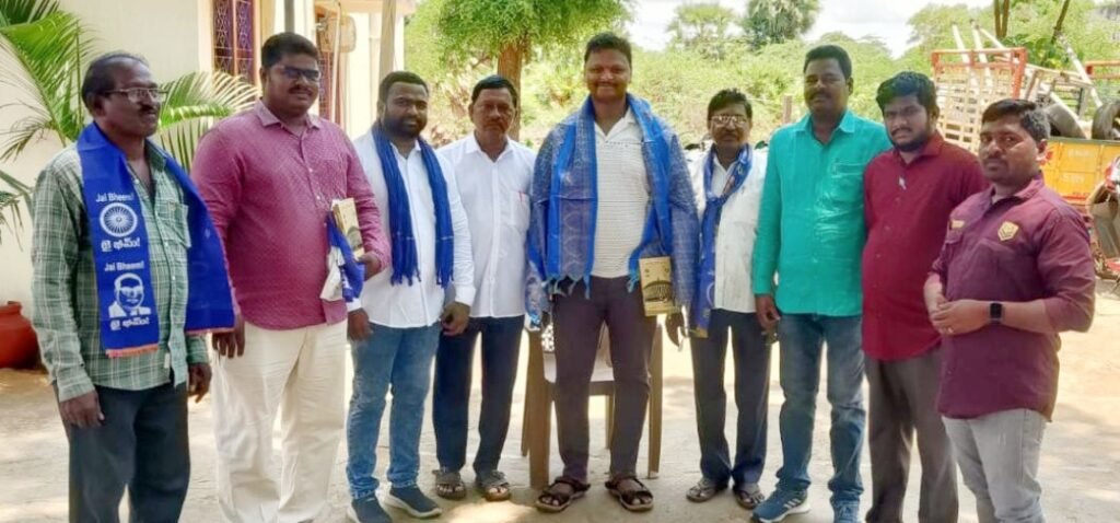 చిట్టమూరు ఎస్సై నాగరాజుకి రాజ్యాంగ గ్రంధాన్ని అందజేసిన బి.వై.ఎఫ్ నాయకులు