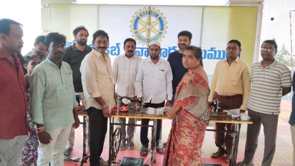 నెల్లూరు మోహన్ రెడ్డి చేతుల మీదుగా పల్లమాల వెంకట రత్నమ్మ కు కుట్టు మిషన్ పంపిణీ