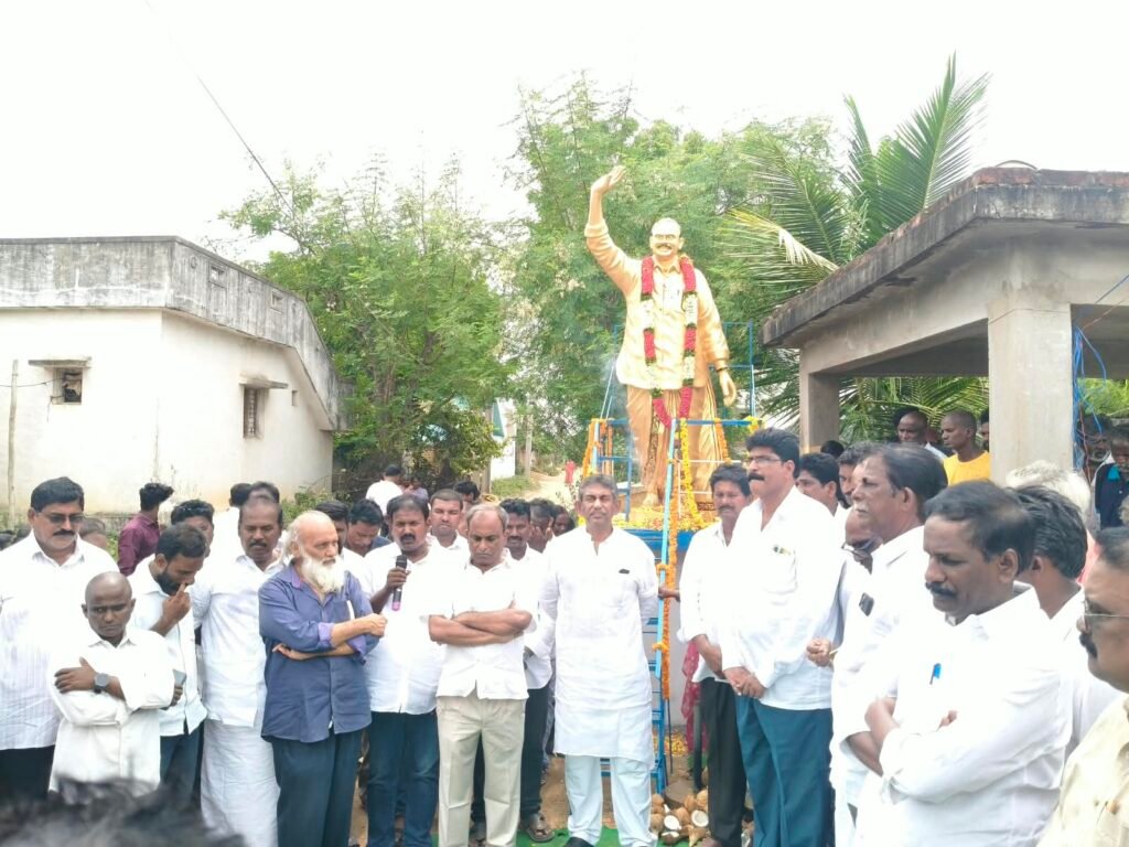 ముట్టింబాకలో మహా నేతకు వై ఎస్ ఆర్ కు ఘననివాళులు