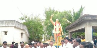ముట్టింబాకలో మహా నేతకు వై ఎస్ ఆర్ కు ఘననివాళులు